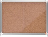 Nobo Premium Plus Vitrina de Porta Corredoura com Fundo de Cortiça 8xA4 Folhas - Tamanho 925x668mm - Superfície Auto-Reparável - Cor Natural