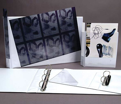 Dim: 48,5 x 31,5 Lomb: 4,5mm : 4 x D : Dossier personalizável A3 : PVC branco : c/vitrine capa e lombada : aberto no topo