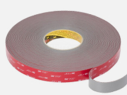 Rolo Bitape 3M VHB GPH160GF 1,6mm Cinzenta 12mm x 33m : Fita de espuma acrílica adesiva, cinza. Adesivo acrílico de adesão permanente. Suporte em polietileno. Disponível nas espessuras 0,6, 1,1 e 1,6 mm